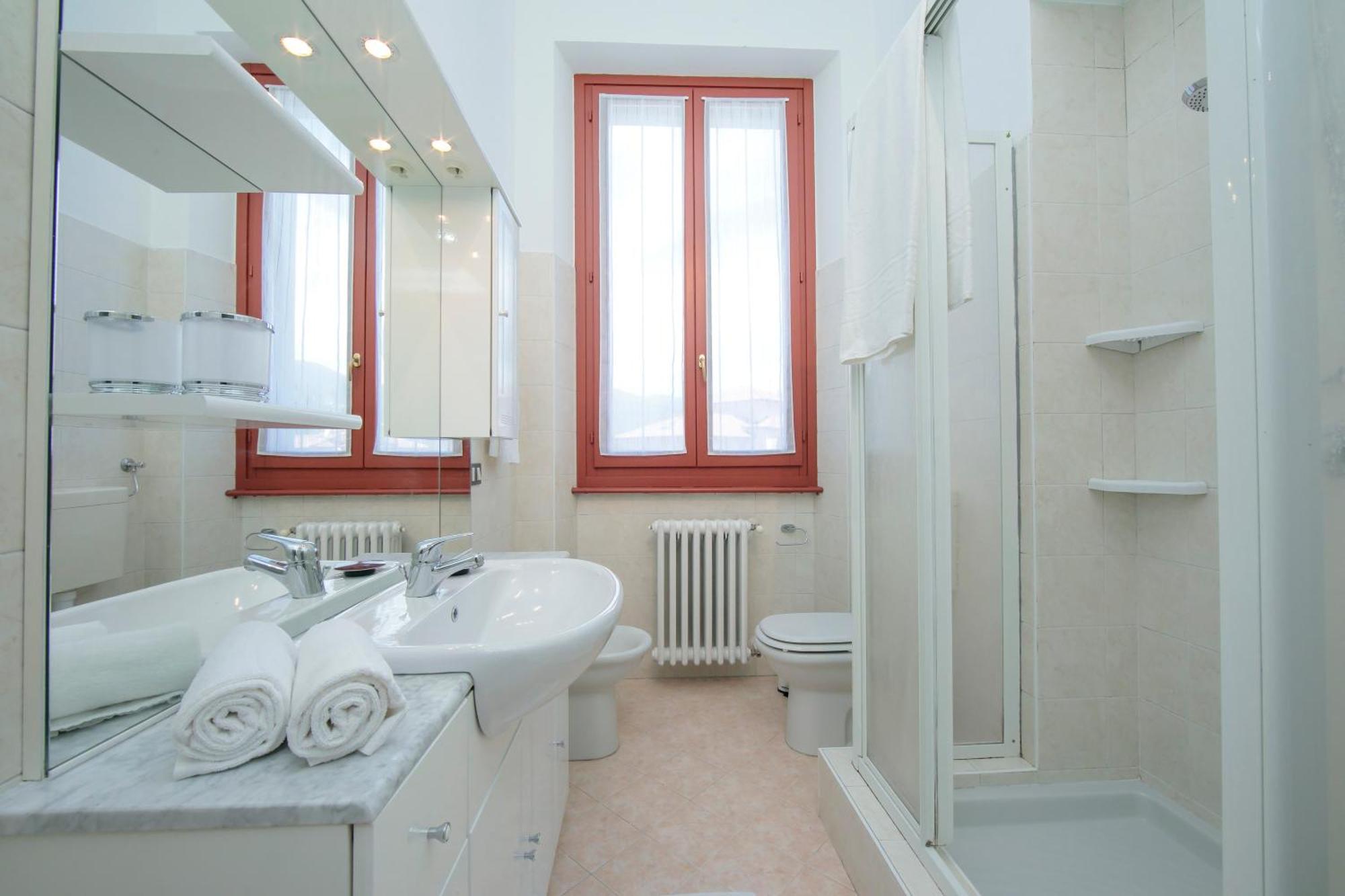 Residenza Oleandro Lake View Luino Center - Happy Rentals المظهر الخارجي الصورة